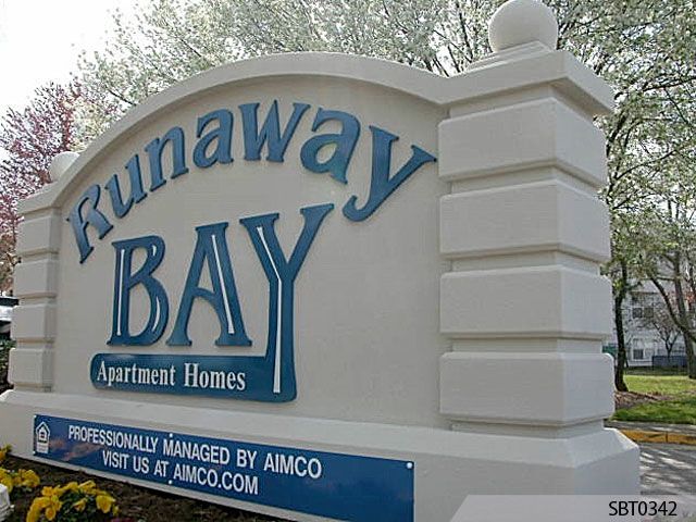 Runaway Bay Monument Sign