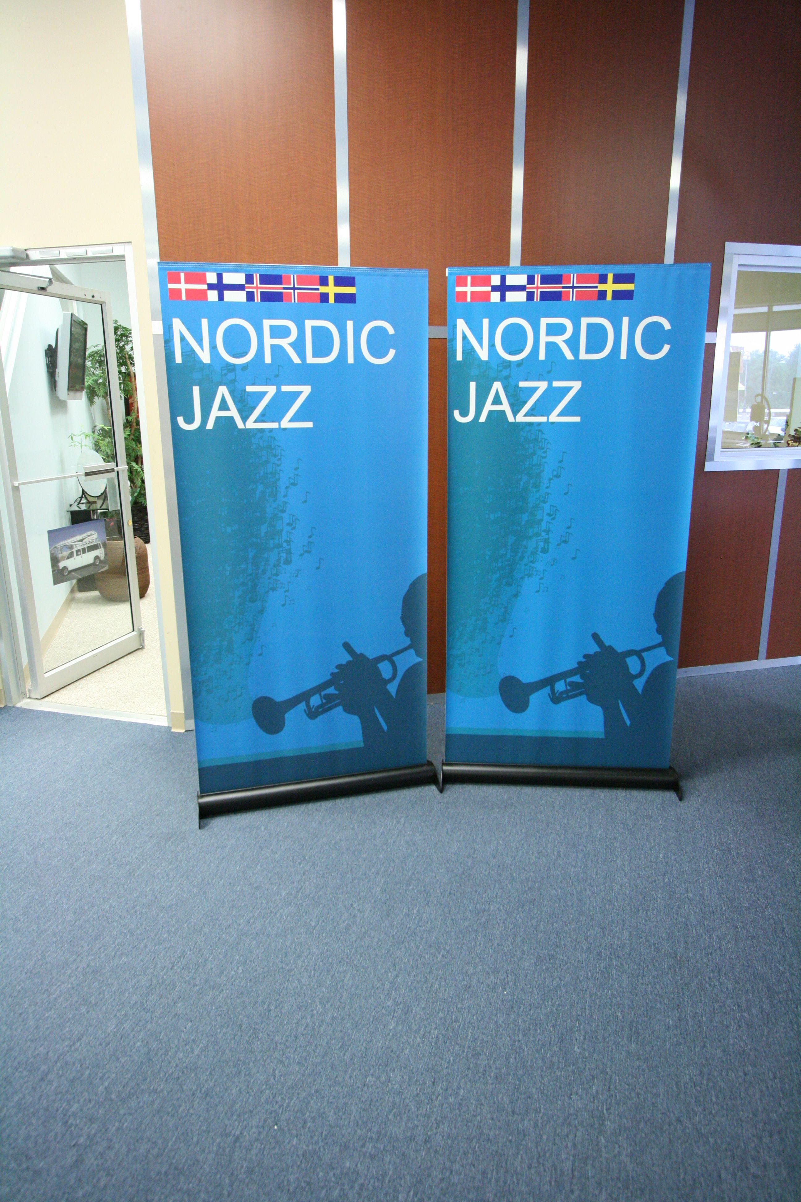 Nordic Jazz Silver Step Retractable Banner Stands