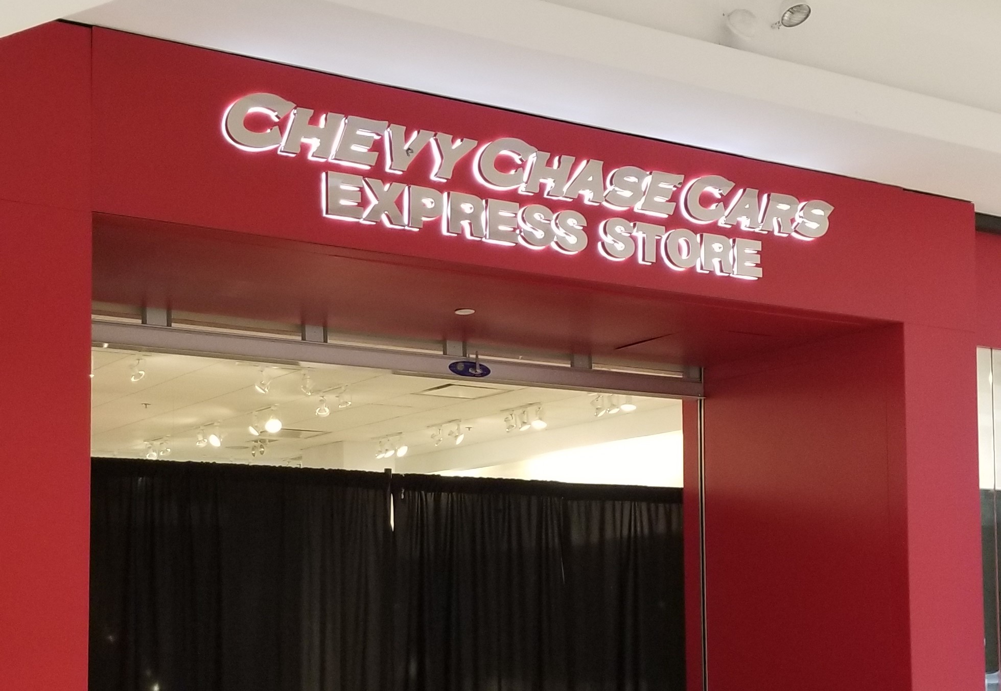 Custom channel letters storefront light display