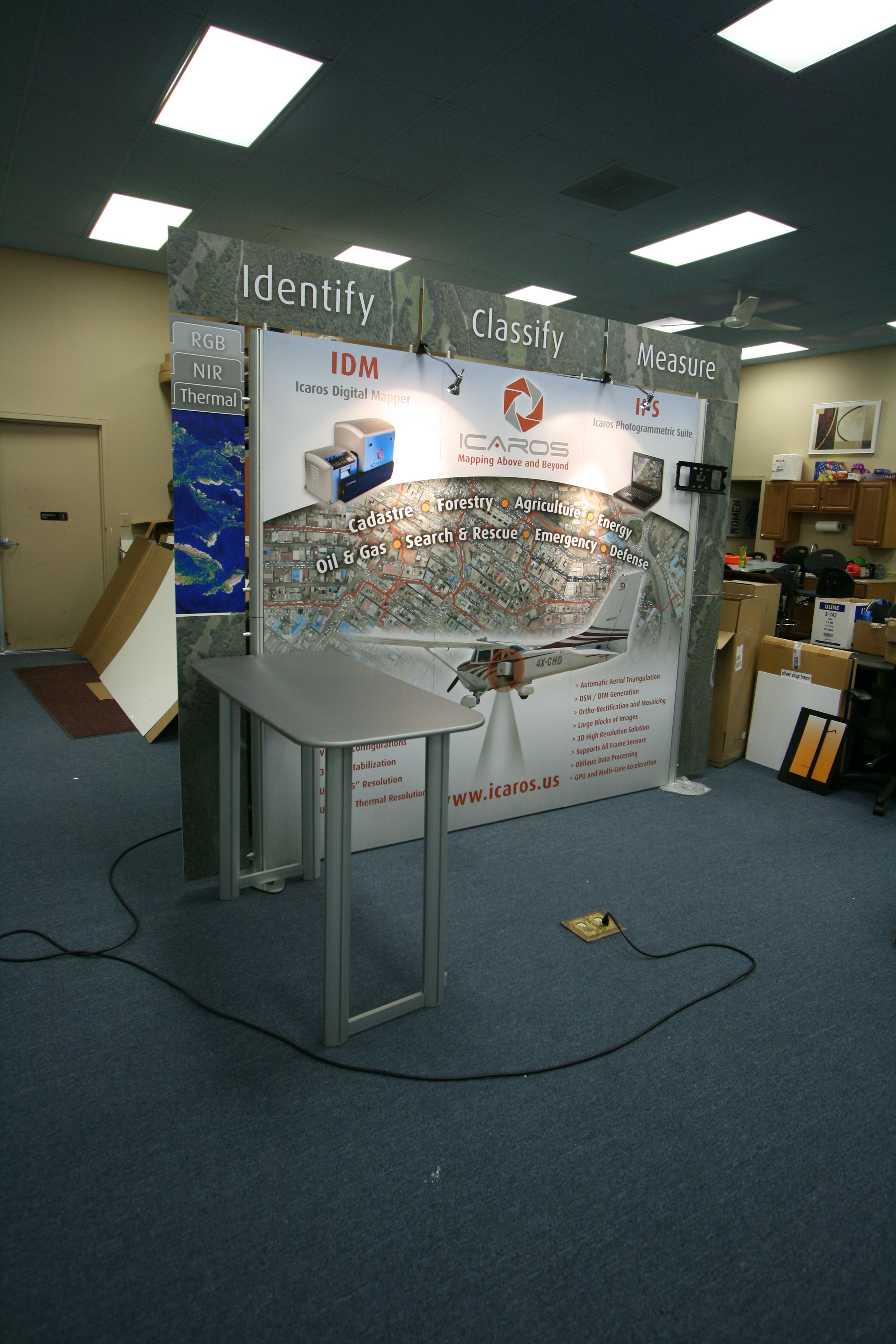 custom tradeshow booth with lighting