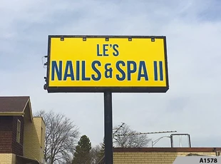 Pylon Signs | Outdoor Lightboxes | Retail | Le's Nail and Spa, Des Plaines, IL